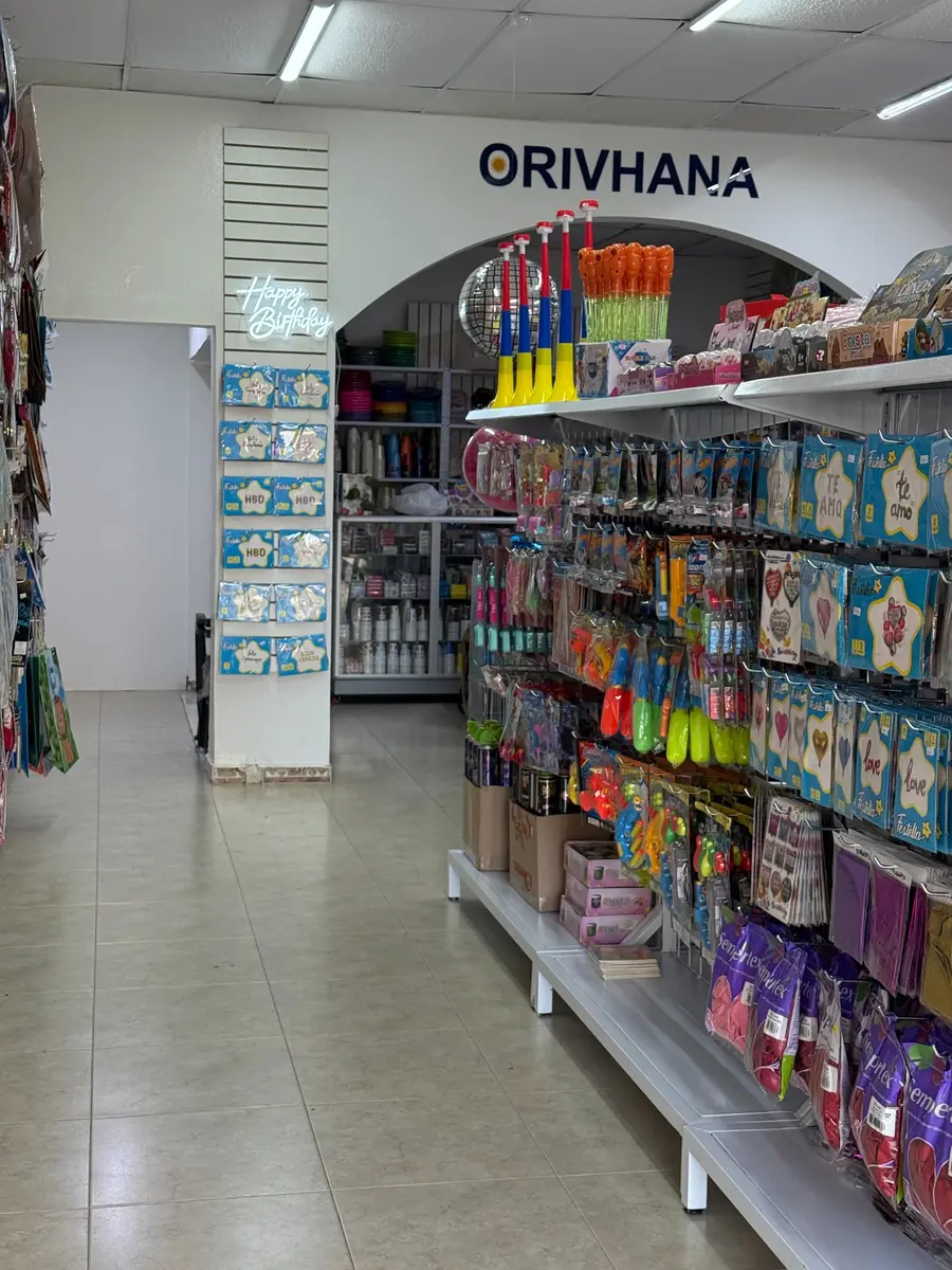 Interior del almacén con el letrero de Orivhana