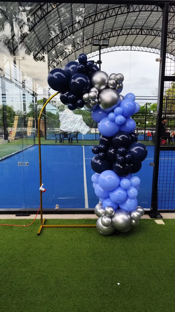 Arco de globos azul y plata realizado por Orivhana