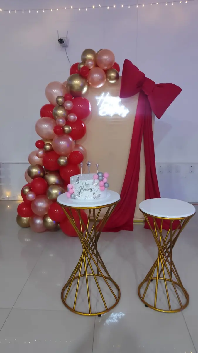 Decoración de cumpleaños rosa, roja y dorada realizada por Orivhana
